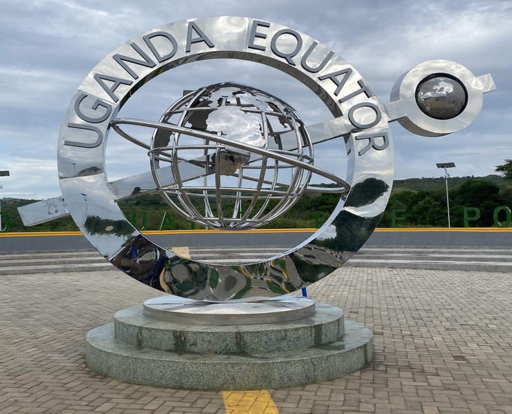 Uganda_Equator_at_Kikorongo_equa